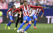 Torres marca de penalti su segundo gol ante el Sporting.