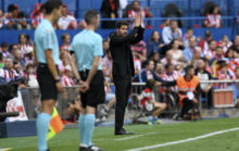 Simeone aplaude a la aficin cuando el estadio core su nombre.