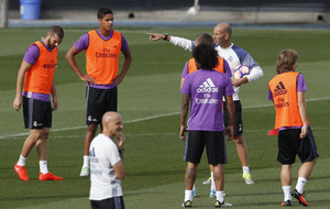 Zidane dando indicaciones en un entrenamiento de cara al partido.