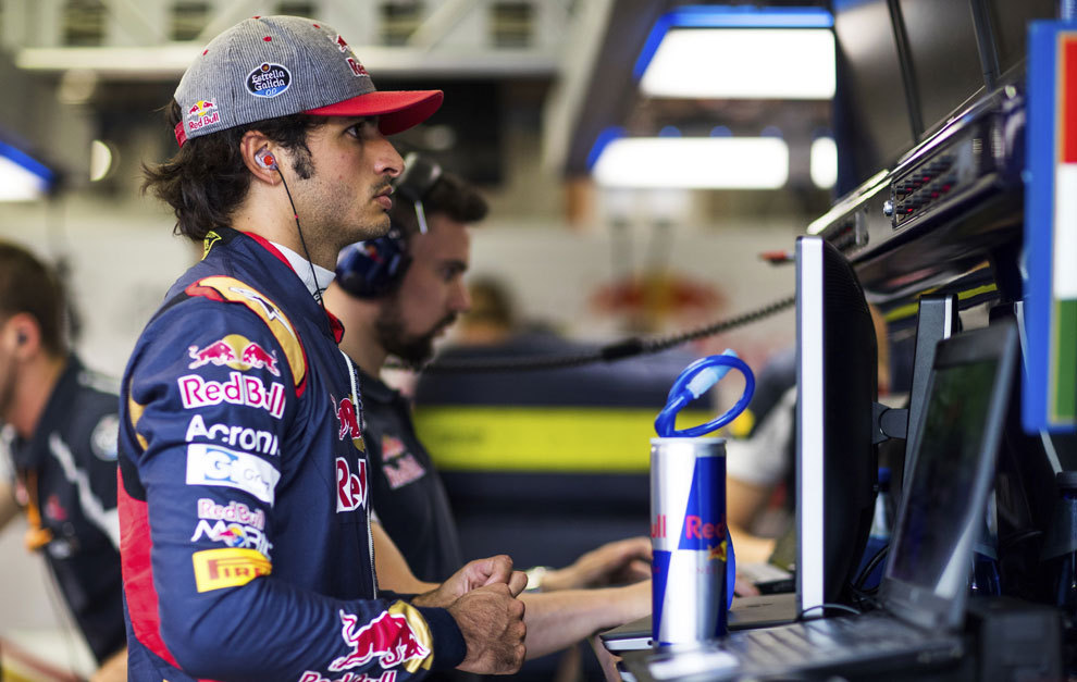 Carlos Sainz, en el taller de Toro Rosso