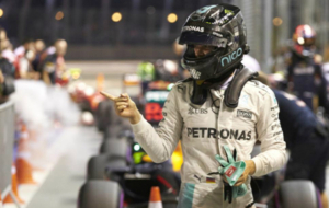 Rosberg celebra la pole en Singapur