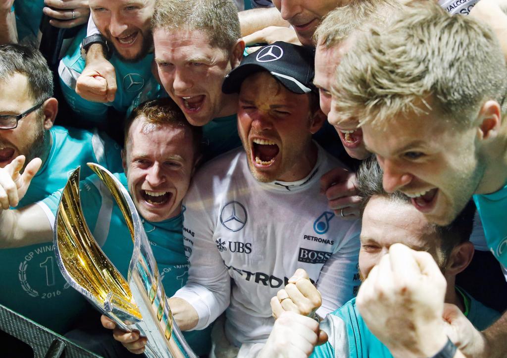 Rosberg celebra la victoria junto a su equipo