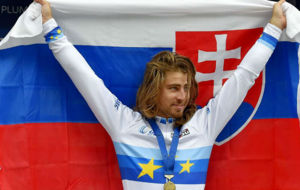 Peter Sagan, con la medalla de oro, el maillot europeo y la bandera de...