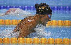 La nadadora Michelle Alonso en la final de los 100 braza.