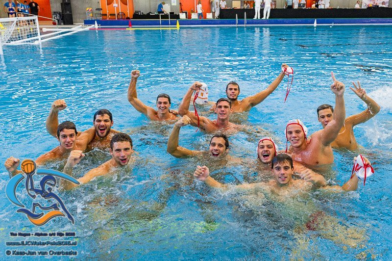 La seleccin masculina celebrando su bronce en el Europeo