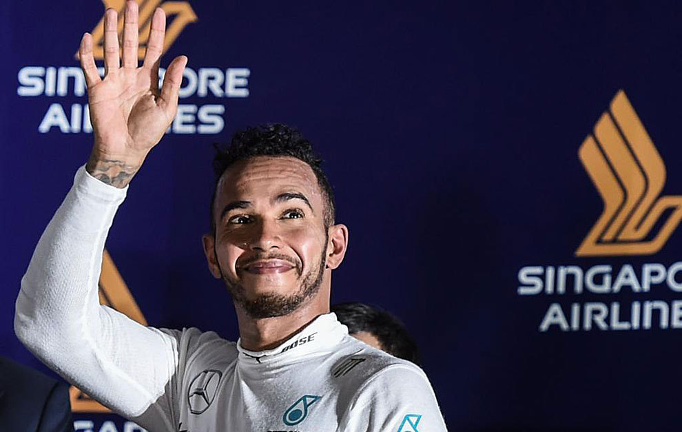 Lewis Hamilton saluda desde el podio de Singapur.