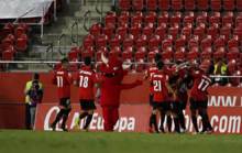 Los jugadores del Mallorca celebran en la banda el nico gol del...