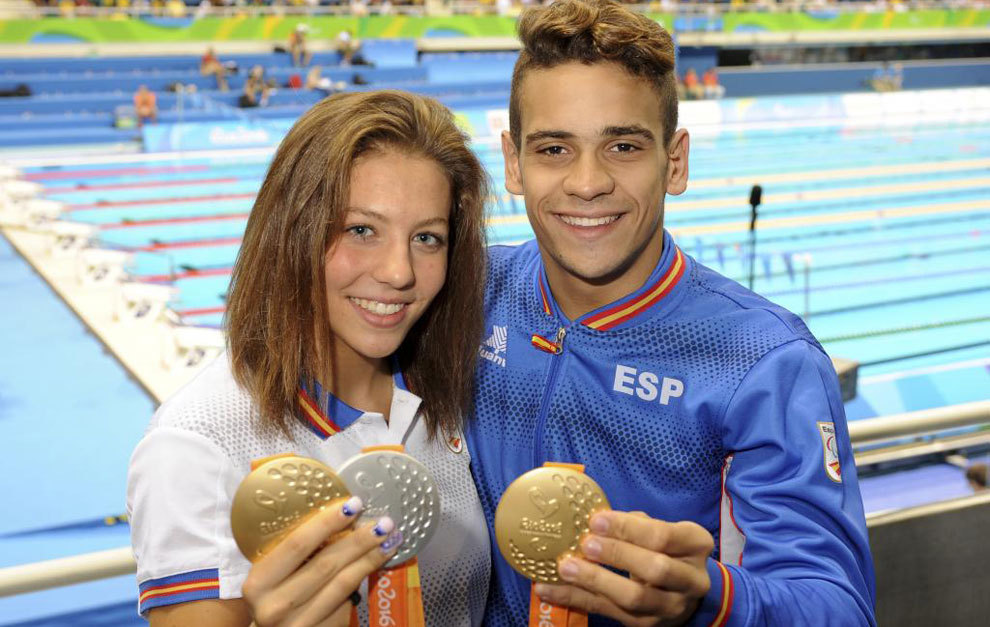 Nuria Marqus y scar Salguero posan con sus medallas en Ro