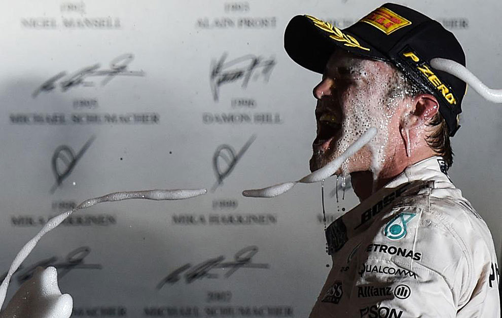 Rosberg celebra su victoria en el podio de Singapur.
