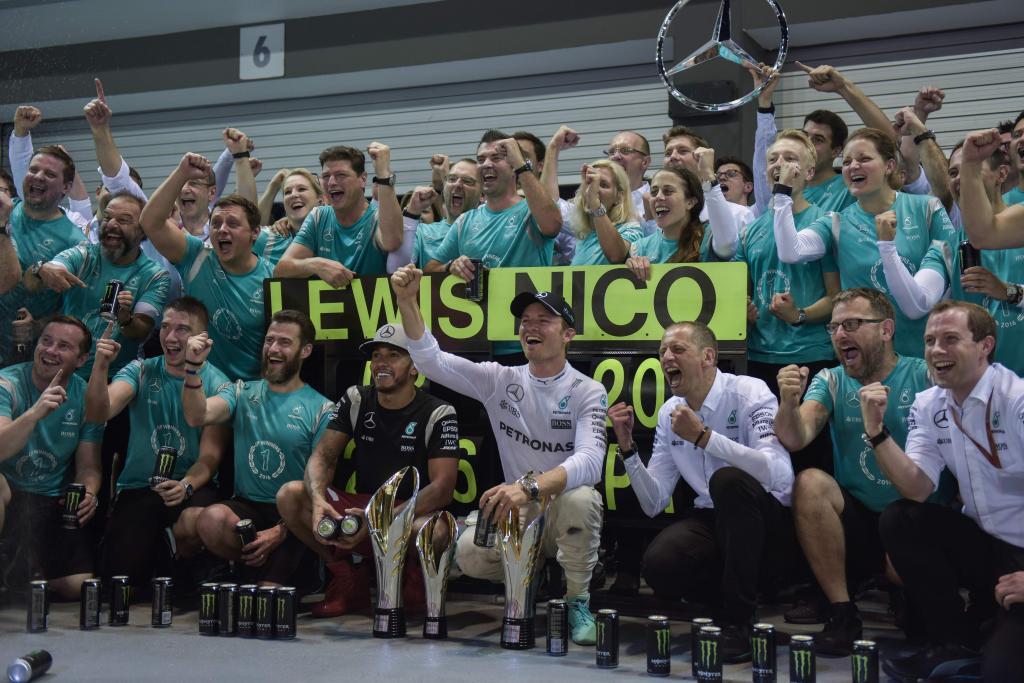 Rosberg celebra su victoria con el equipo Mercedes al completo.