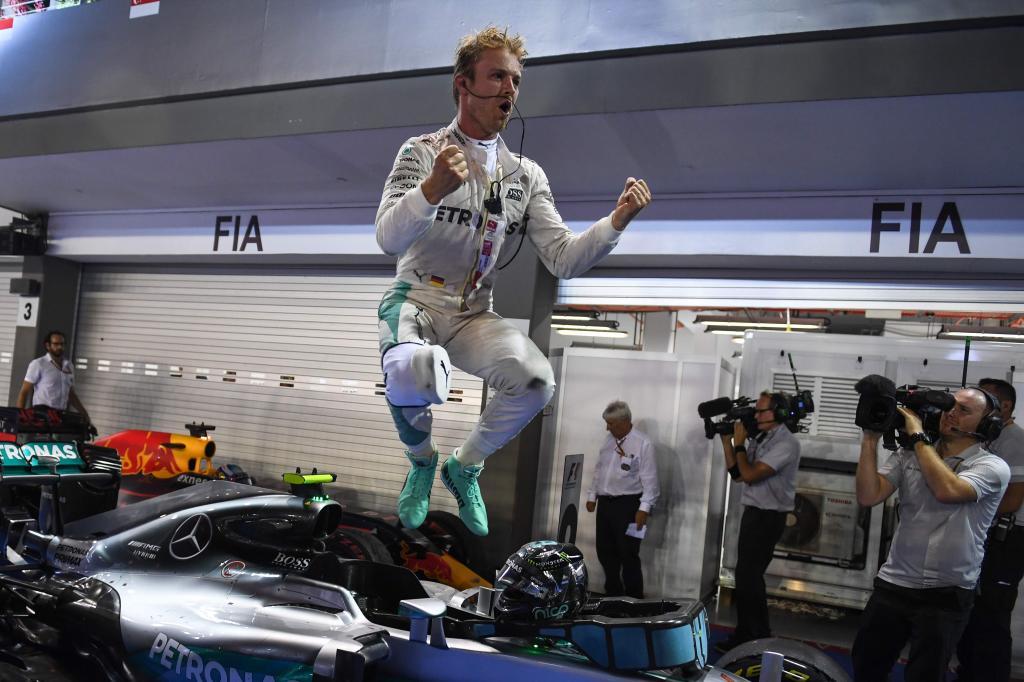 Rosberg se baja de un salto de su Mercedes tras ganar el GP de...