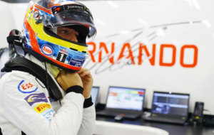 Alonso en el box de McLaren durante el GP de Sigapur