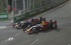 Verstappen intenta adelantar a Kvyat por el exterior de una curva en...