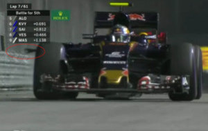 Problemas para el coche de Sainz, con una pieza suelta