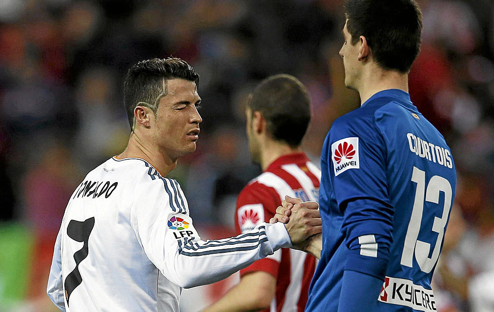 Courtois saluda a Cristiano en un Atlético-Real Madrid.