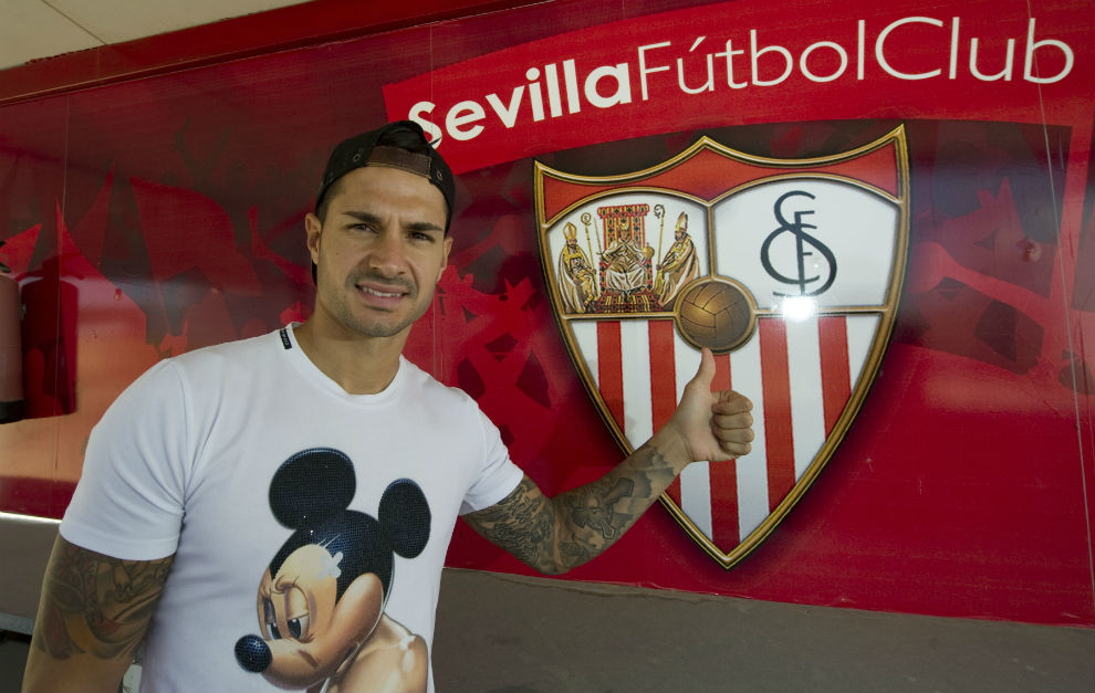 Vitolo señala con el dedo el escudo del Sevilla.