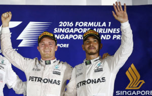 Rosberg y Hamilton en el podio de Singapur