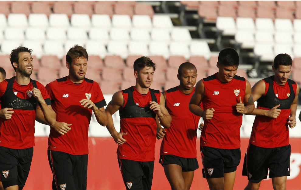 Seis de los sudamericanos del Sevilla, juntos en un entrenamiento