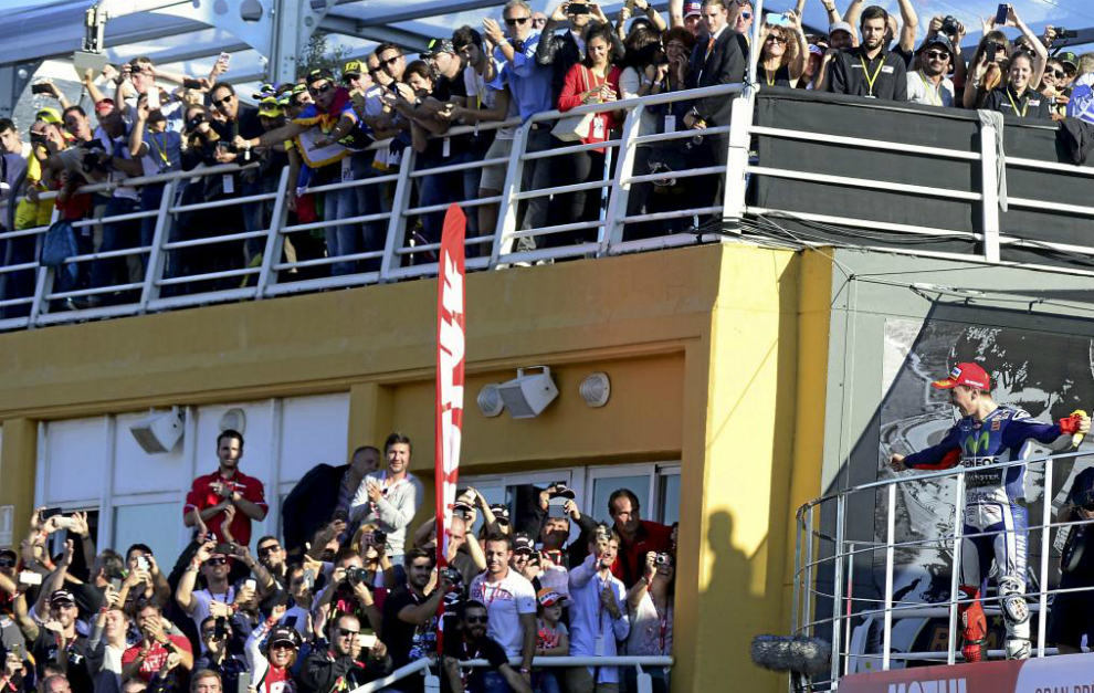 Jorge Lorenzo, celebrando su tercer ttulo de MotoGP en 2015 en...