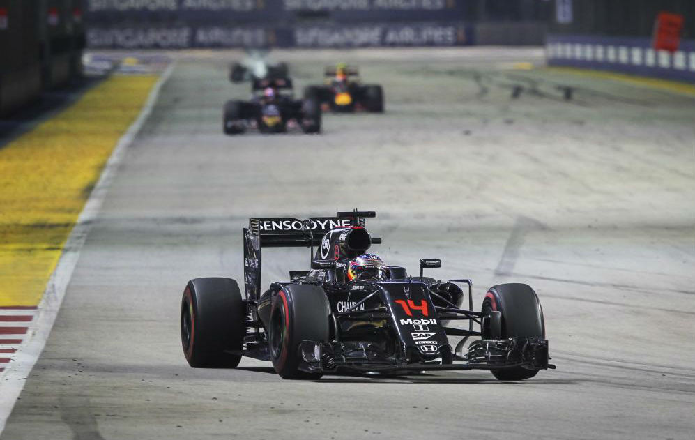 Alonso distancia a Kvyat y Verstappen durante el primer tercio del...