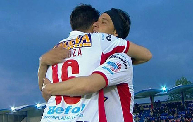 Mendoza y Toranzo se abrazan antes de jugar ante Tigre.