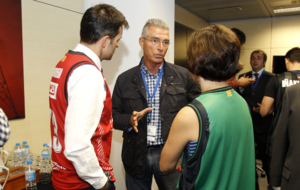 Manolo Sarria charlando con Luis Larrodera y Samanta Villar