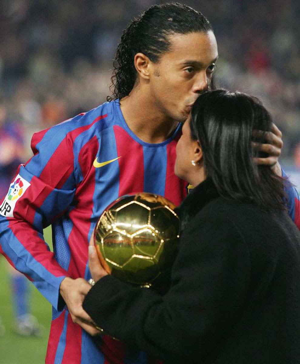 2005 - Ronaldinho obtiene su primer Baln de Oro y su segundo FIFA...