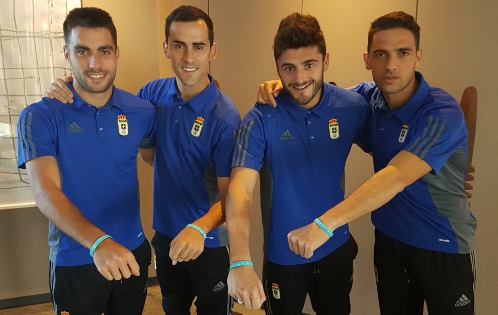 Los jugadores del Oviedo con sus pulseras.