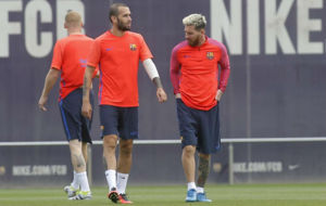 Aleix Vidal, junto a Messi, en una sesin de entrenamiento.