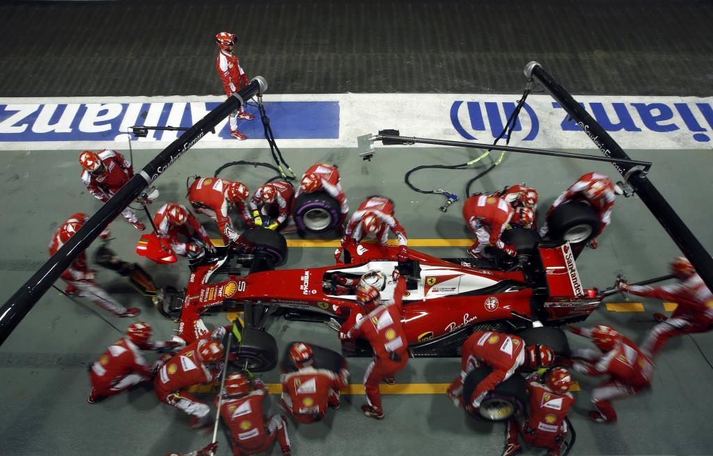 Vettel, parando en boxes en Singapur