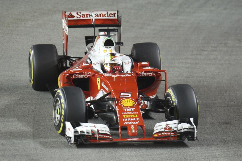 Vettel en el trazado de Marina Bay