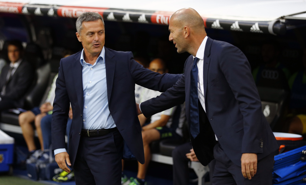 Fran Escrib y Zidane se saludan momentos antes del inicio del...
