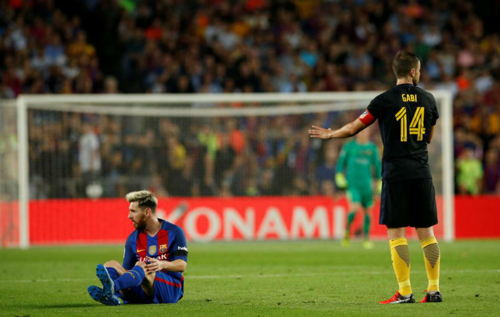 Messi, lesionado en el csped