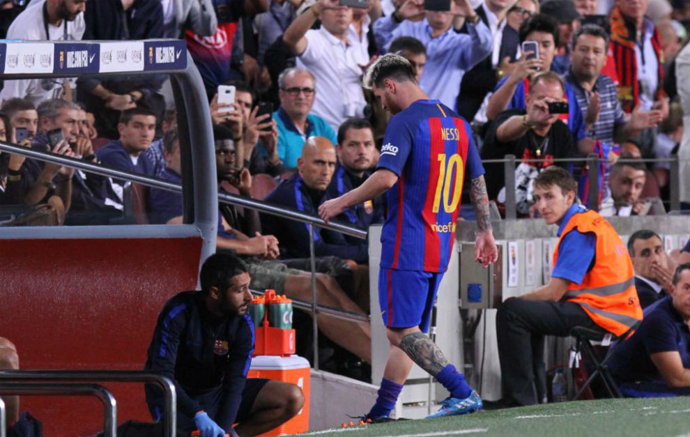 Messi se retira del terreno de juego.