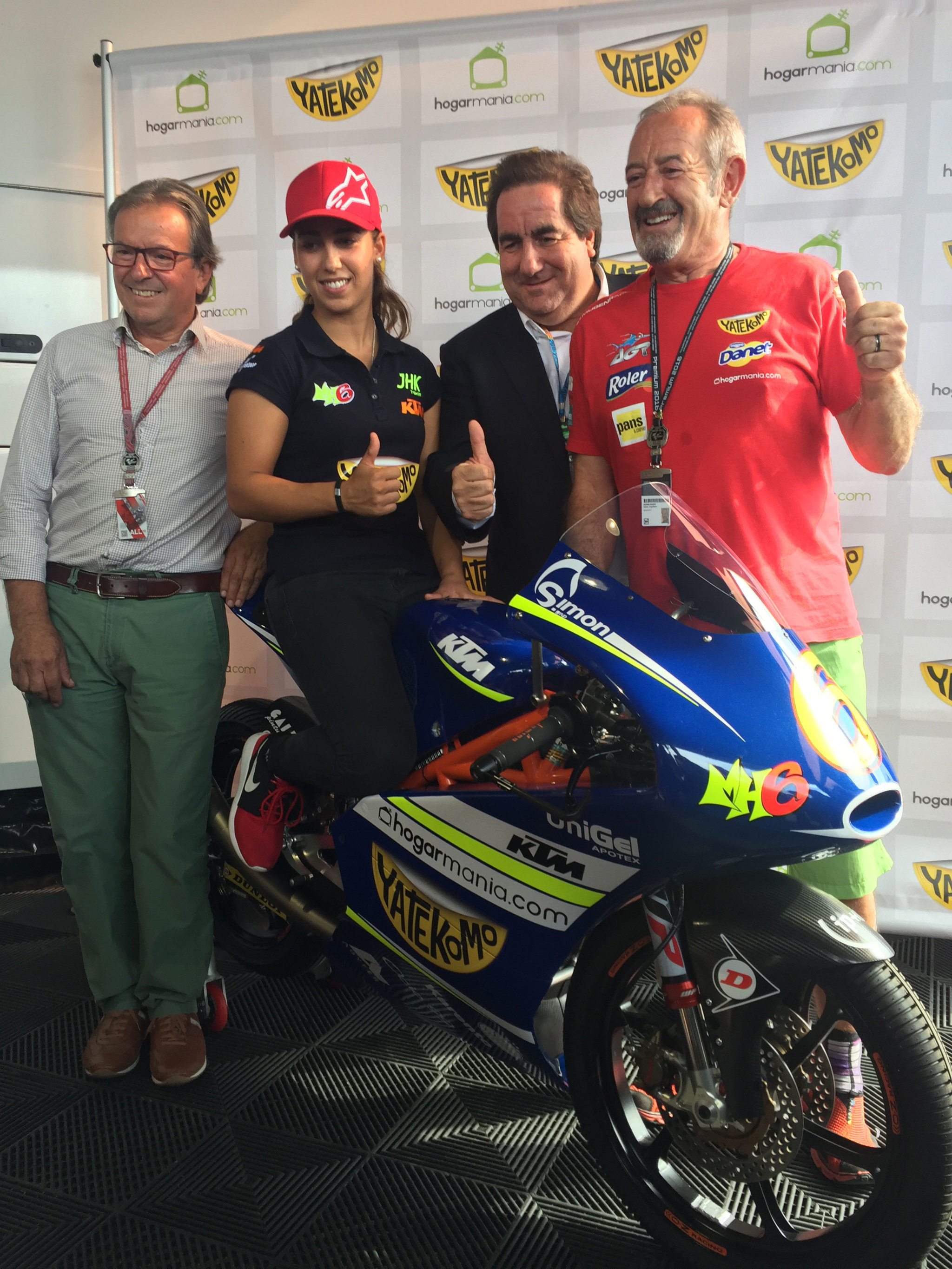 Mara Herrera, sobre la moto con el nuevo patrocinador, con Karlos...