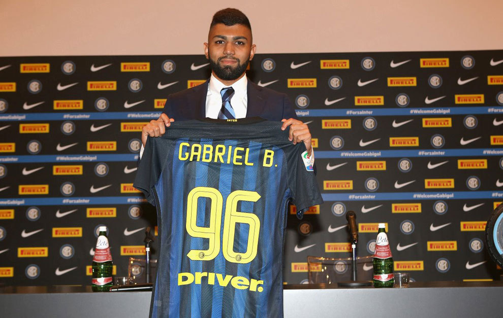 &apos;Gabigol&apos; posa con la camiseta del Inter.