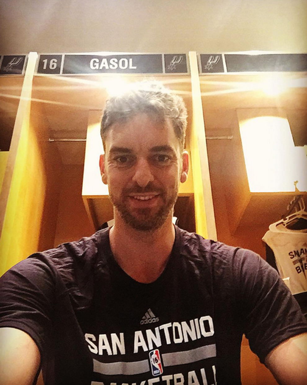 Pau Gasol en el vestuario de San Antonio con la camiseta de los Spurs