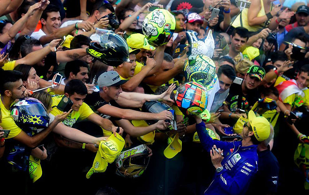 Valentino Rossi, asediado por los fans en Motorland Aragn.