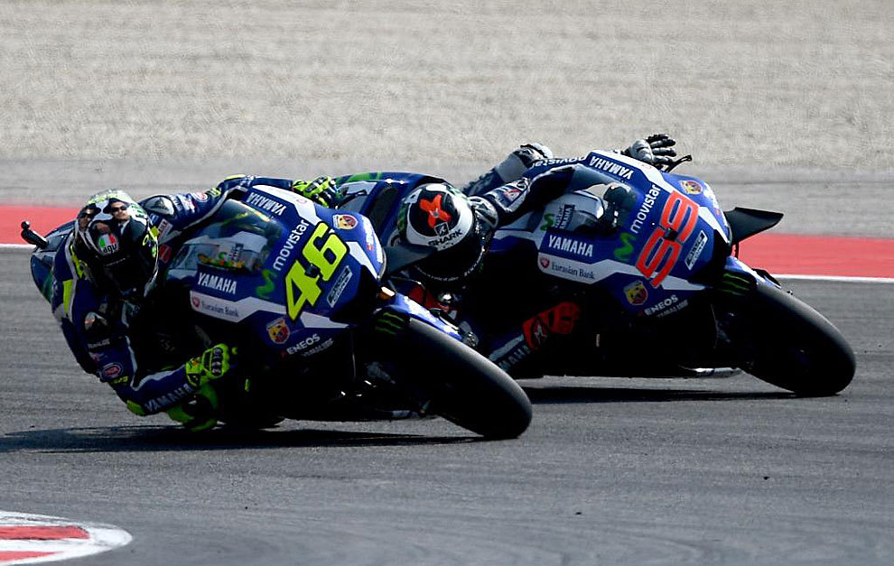 Rossi y Lorenzo, durante el polmico adelantamiento del pasado GP de...