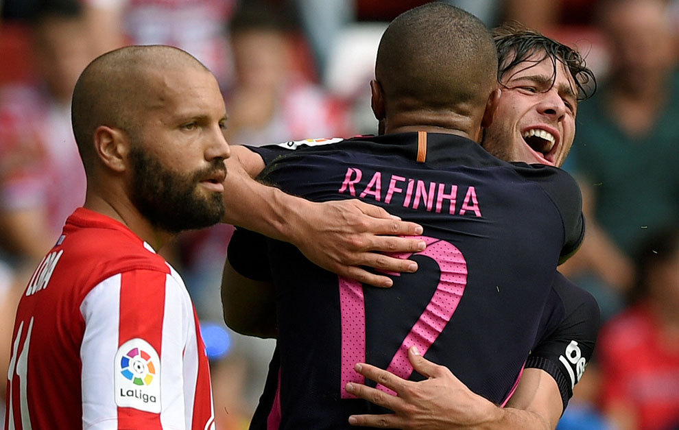 Sergi Roberto y Rafinha se abrazan tras el 0-2