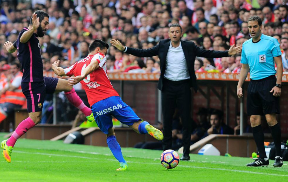 Luis Enrique sigue un lance del Sporting-Bara.