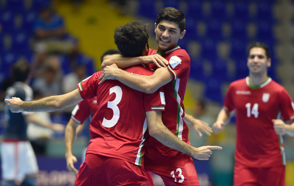 Esmaeilpour y Tavakoli celebran uno de los goles de Irn.