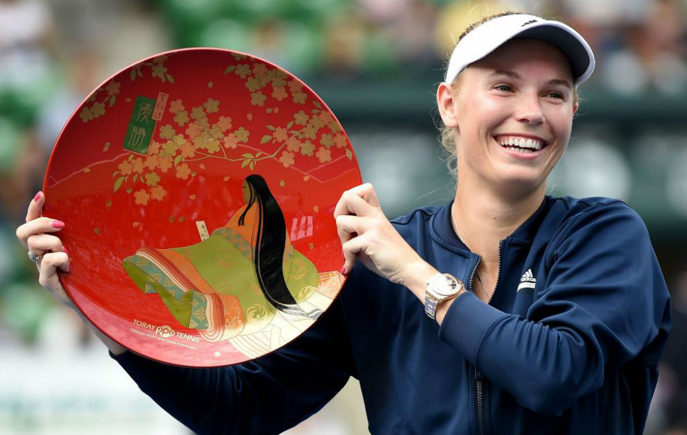 Caroline Wozniacki posa con su trofeo de campeona en Tokio.