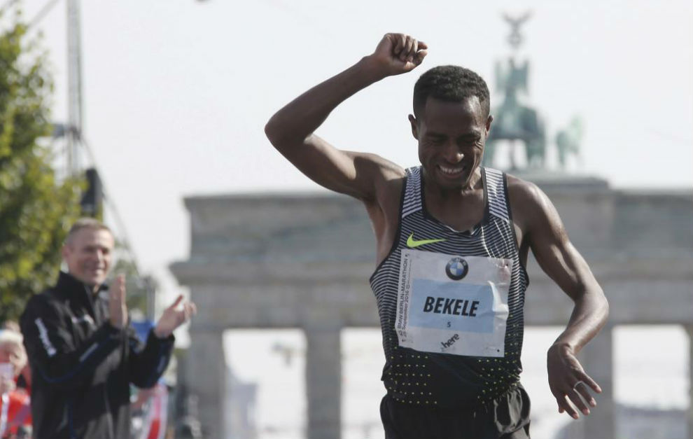 Bekele celebra el triunfo en el maratn de Berln