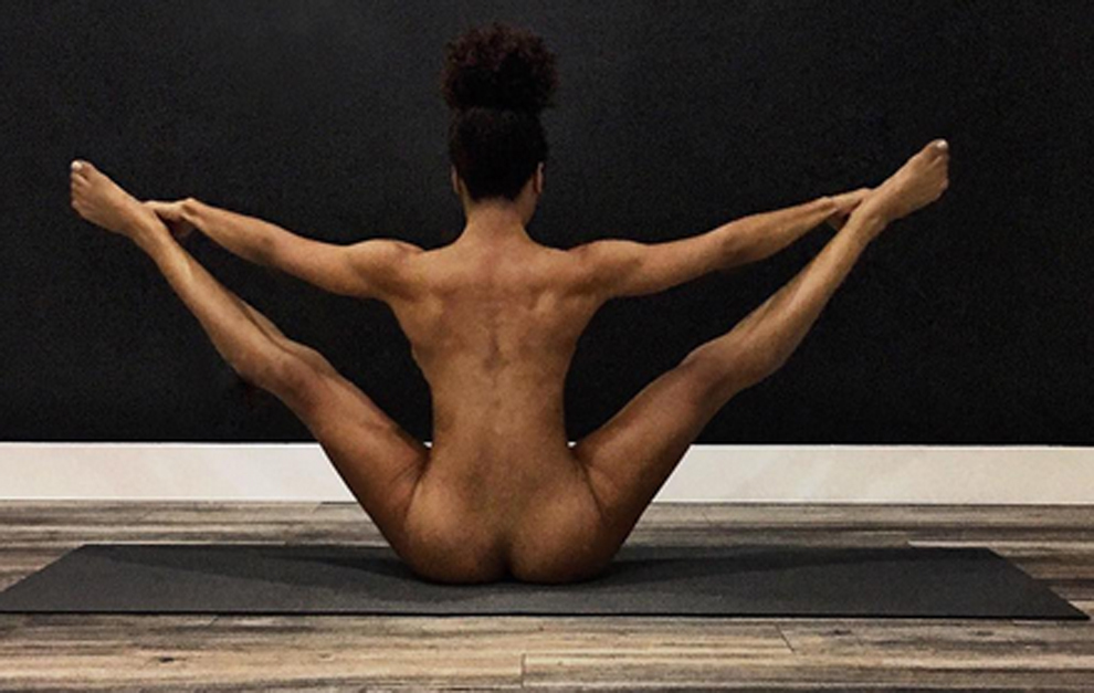 Yoga: Una modelo incendia Instagram con su yoga nudista - Foto 2 de 23 Marc...