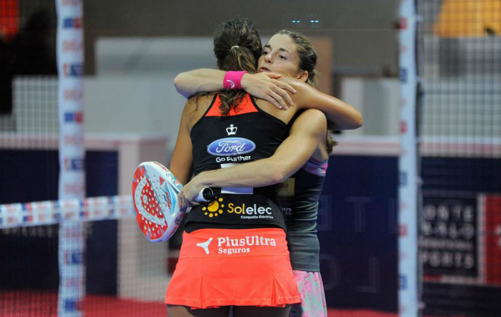 Marta Marrero y Alejandra Salazar se abrazan tras ganar un partido...