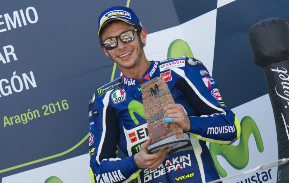 Rossi recoge el trofeo por la tercera plaza lograda en Aragn