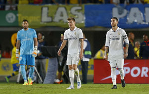 Casilla, Kroos y Ramos, tras un gol de Las Palmas