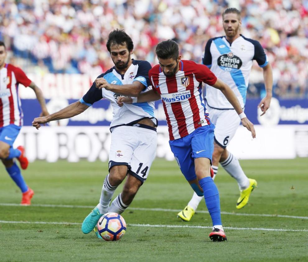 Arribas and Carrasco duel for the ball