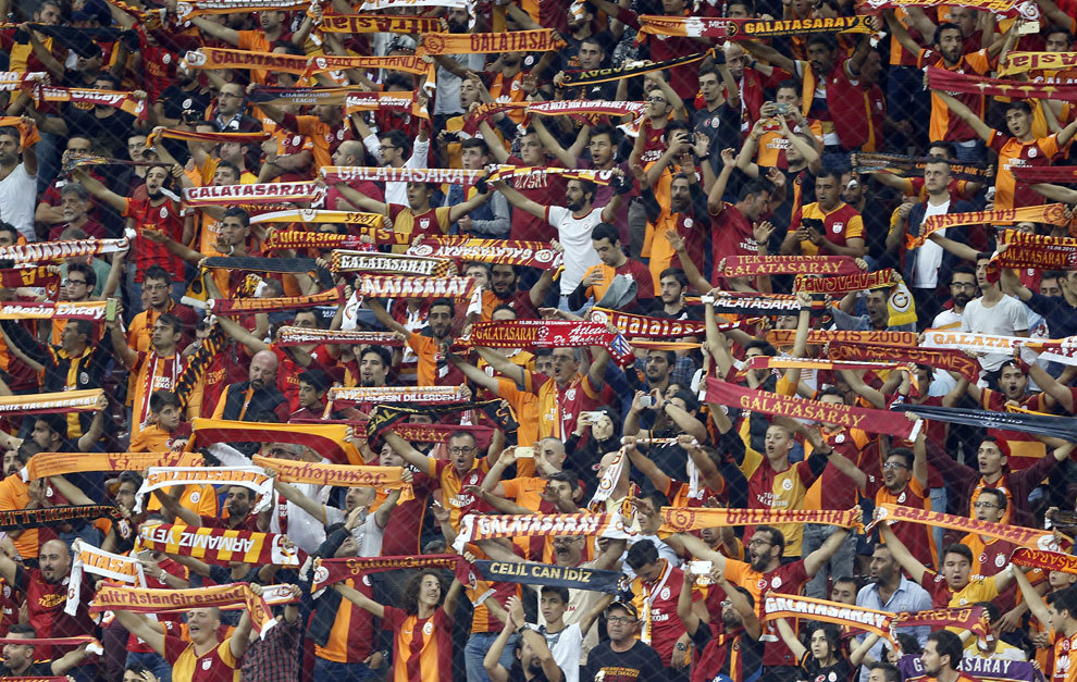 Aficionados del Galatasaray en un partido de la Champions League
